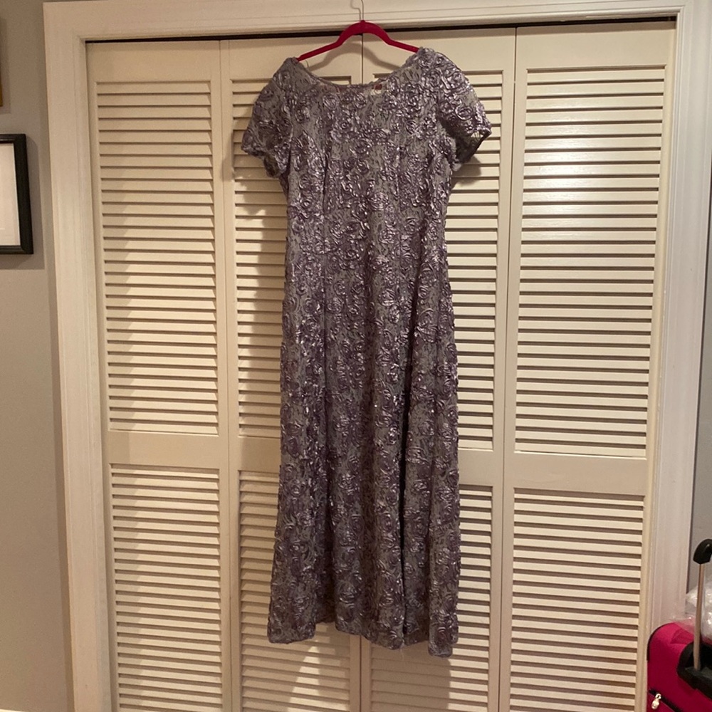 Womens evening gown.  Size 18.  Worn once.